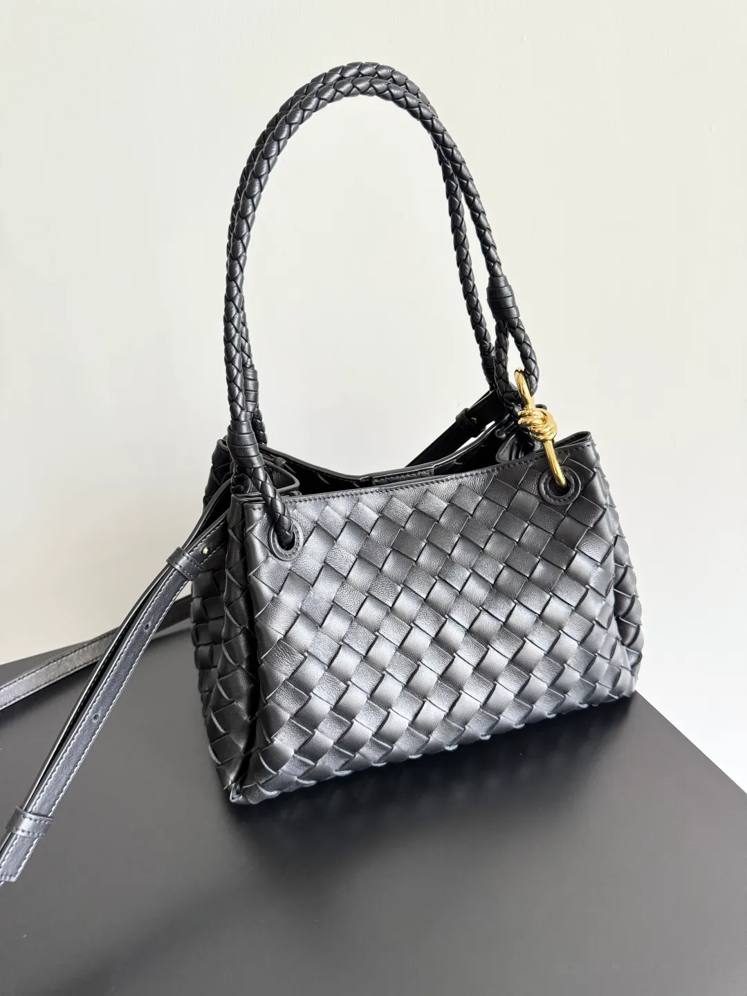 Batch 2060 BOTTEGA VENETA 2025 Autumn New Product Medium Parachuta The long-awaited new medium parachuta is here, with a unique appearance and iconic metal knots, and a whole piece of leather folds the four corners into a parachute shape! The exquisite Knot metal buckle is like putting jewelry on a bag. It is high-end and elegant. Its super capacity can hold all your things! The overall effect of this bag is very different from before. It is neither too delicate to provide a large capacity nor too bulky because of its practicality. It simply provides a perfectly suitable bag for casual and simple people👜 Style number: 835921 Size: 29.5*18.5*17.5cm